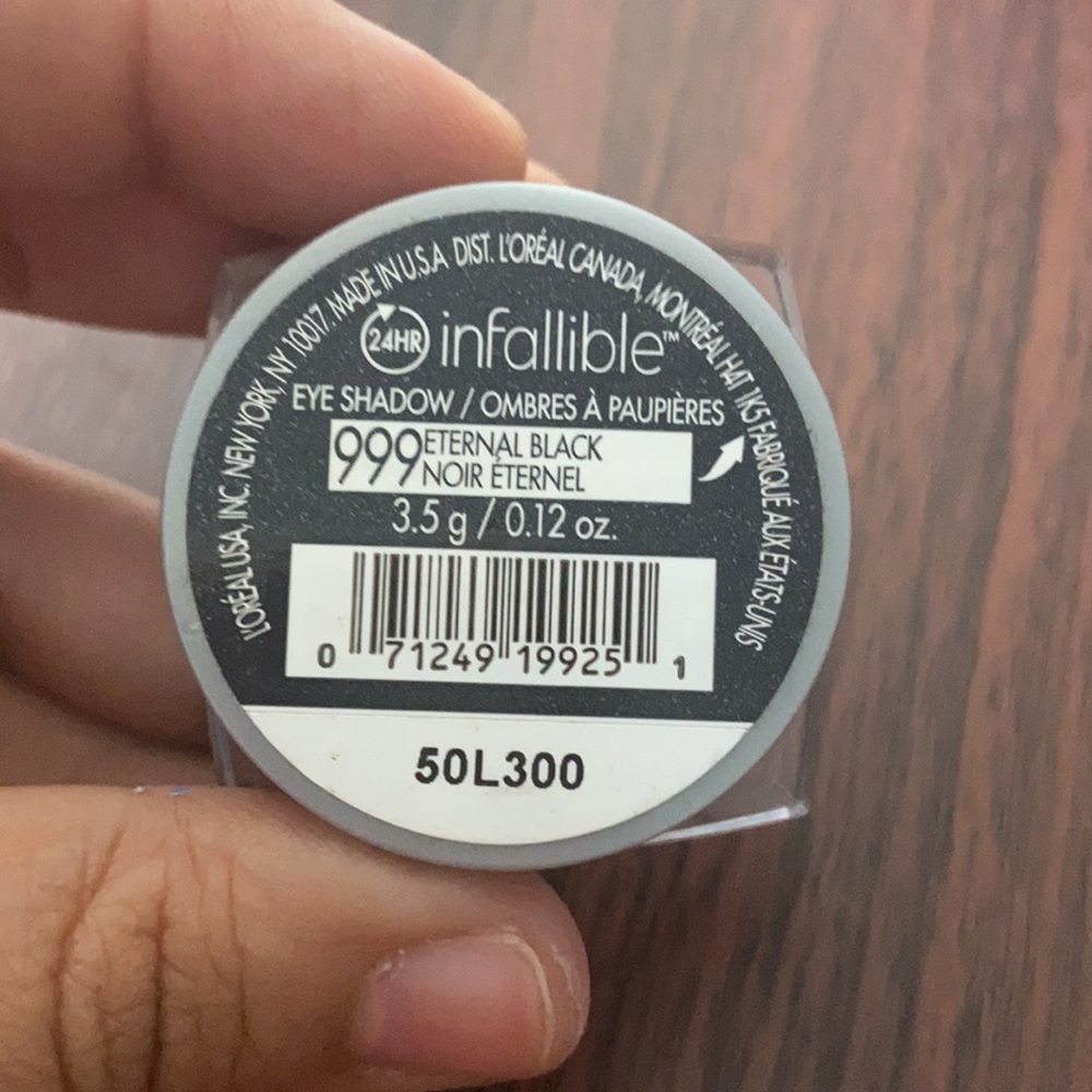 Loreal Paris 24 hr Eye Shadow 999 Eternal Black NEW - Picture 4 of 4